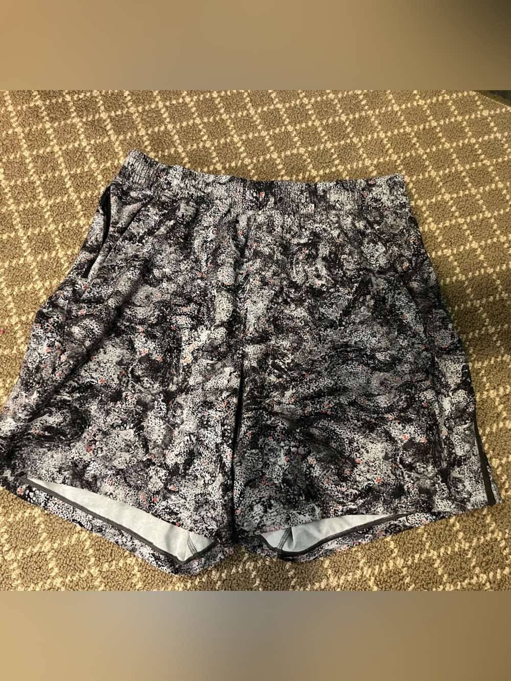 Men’s lululemon pace breaker shorts liner less gray black large athletic